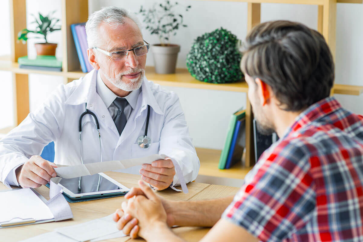 doctor-with-patient