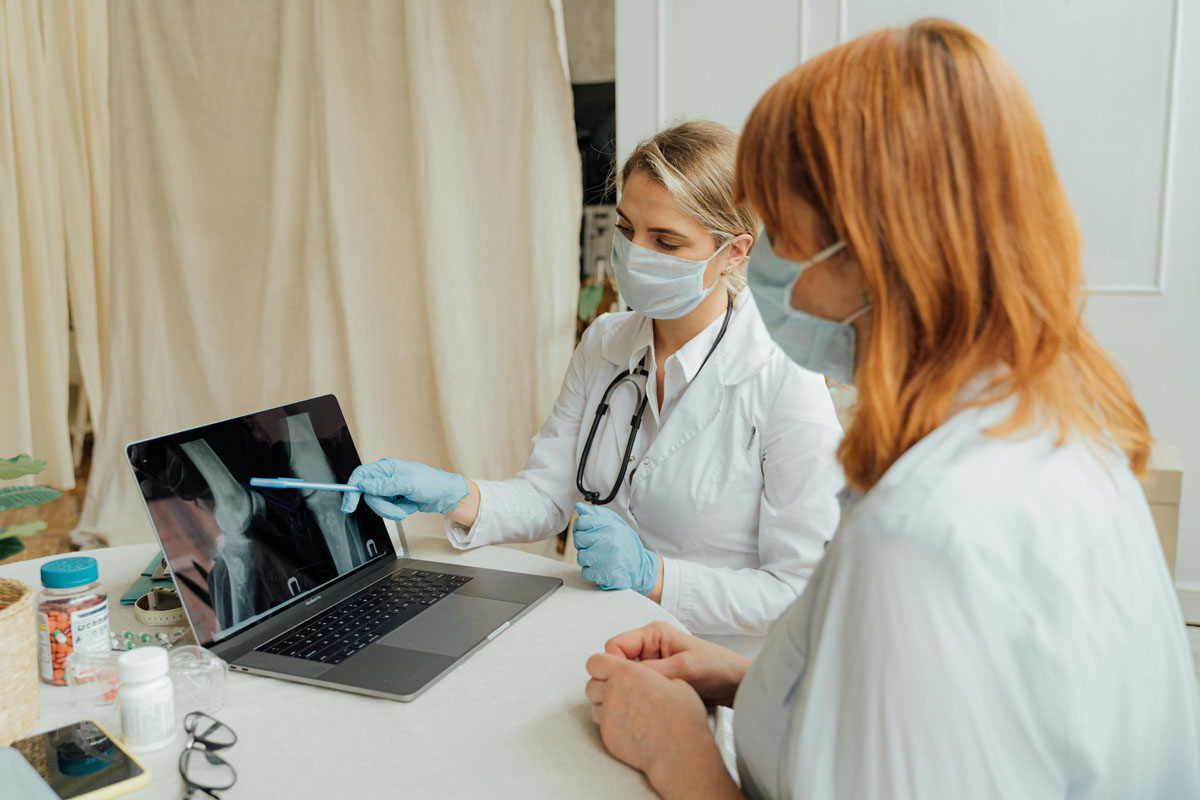 female-doctors-with-laptop